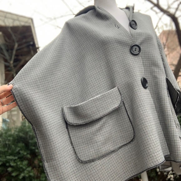 Handmade Houndstooth Hooded Cape with Front Pockets and Oversized Buttons, XL - Picture 6 of 10